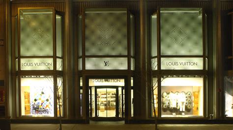 louis vuitton opening hours.